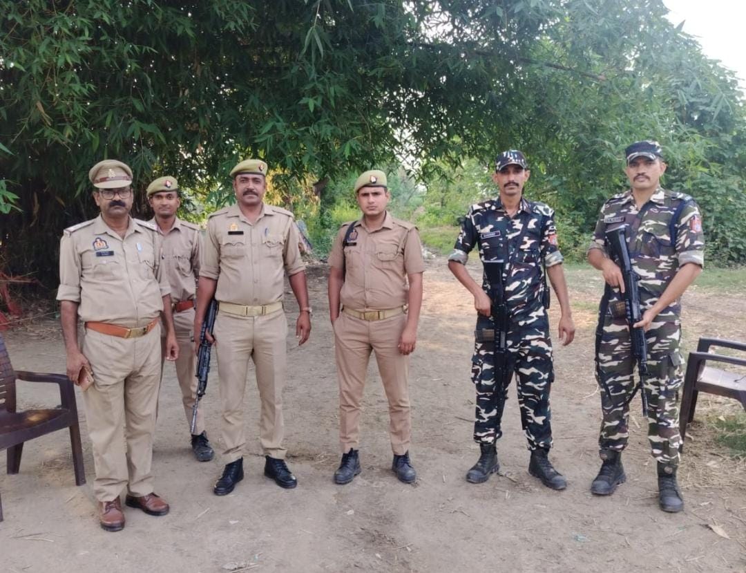 पीलीभीत: भारत-नेपाल सीमा पर सुरक्षा शांति को लेकर गस्त करते हुए पुलिस और एसएसवी के जवान