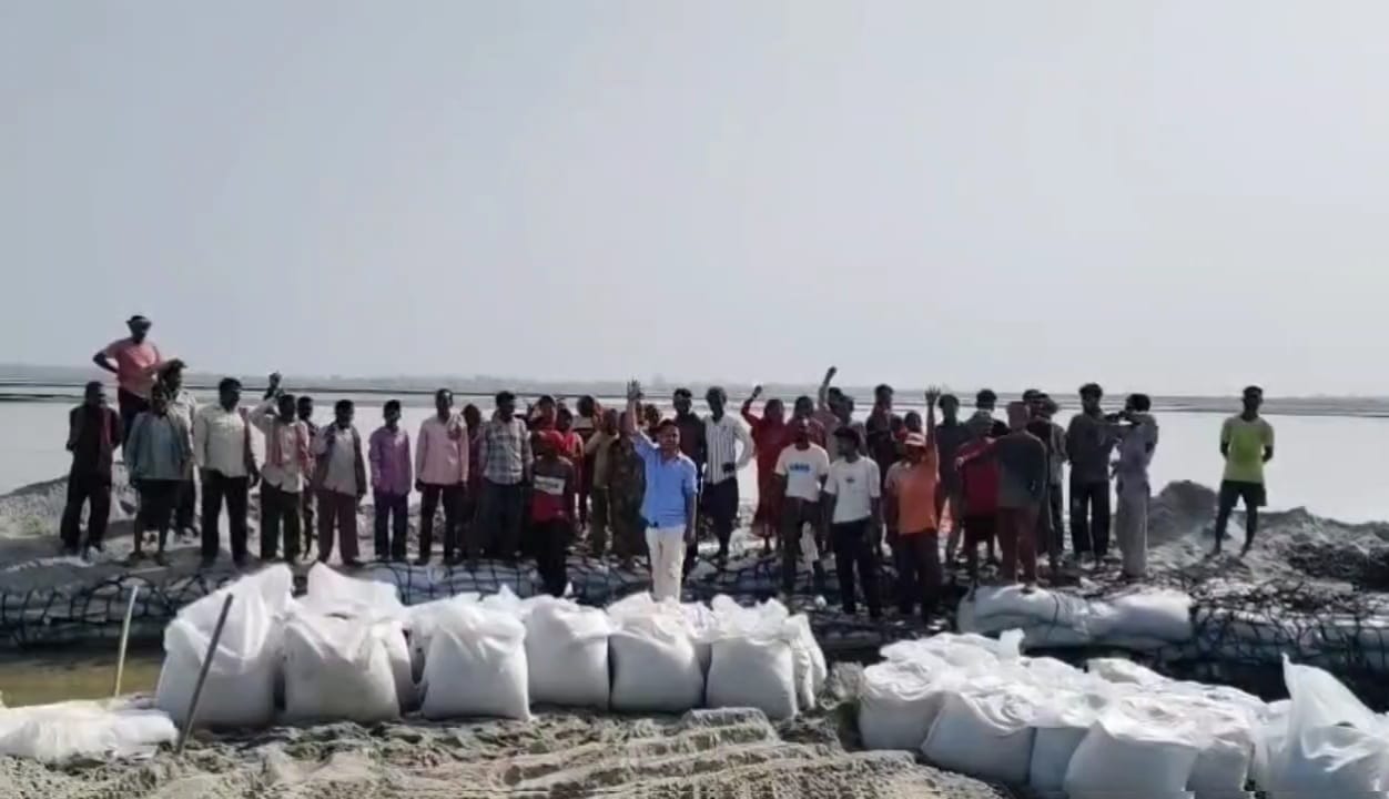 पीलीभीत:बाढ बचाव कार्य के नाम पर खानापूर्ति ग्रामीणों ने किया विरोध प्रदर्शन
