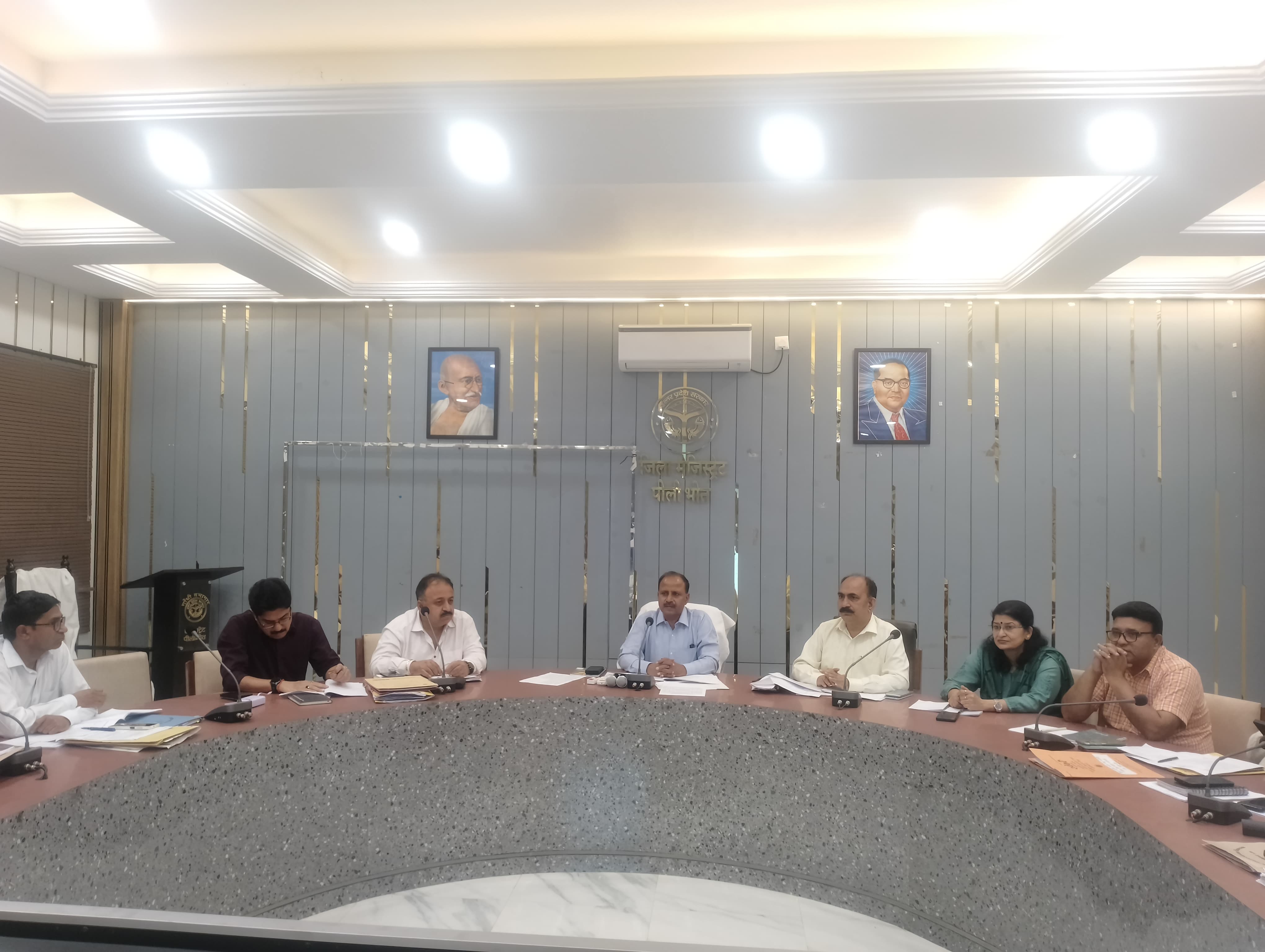पीलीभीत : जिलाधिकारी की अध्यक्षता में स्तरीय डिस्ट्रिक्ट को आपरेटिव डेवलपमेंट कमेटी की बैठक सम्पन्न हुई।