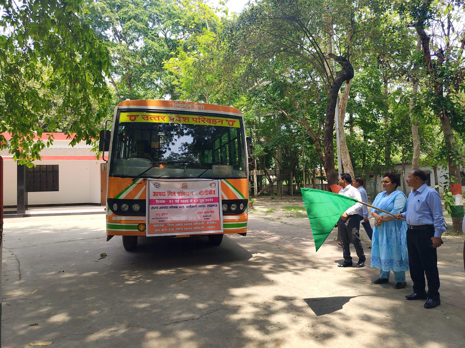 पीलीभीत : आपदा मित्रों को प्रशिक्षण हेतु जिलाधिकारी ने हरी झंडी दिखाकर बस को रवाना किया।