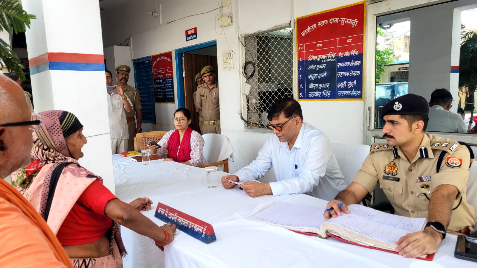 पीलीभीत : जिलाधिकारी व पुलिस अधीक्षक ने थाना सुनगढ़ी व न्यूरिया में थाना समाधान दिवस का आयोजन, सुनी जनता की समस्याएं।