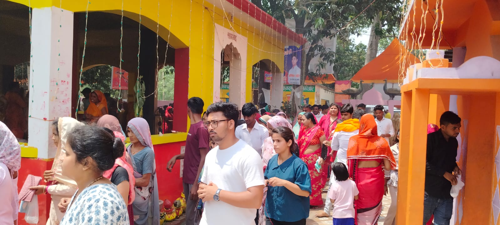 पीलीभीत : तकिया मंदिर पर चल रहे महायज्ञ में उमड़ रही भीड़, पूर्णाहुति व भंडारा कल