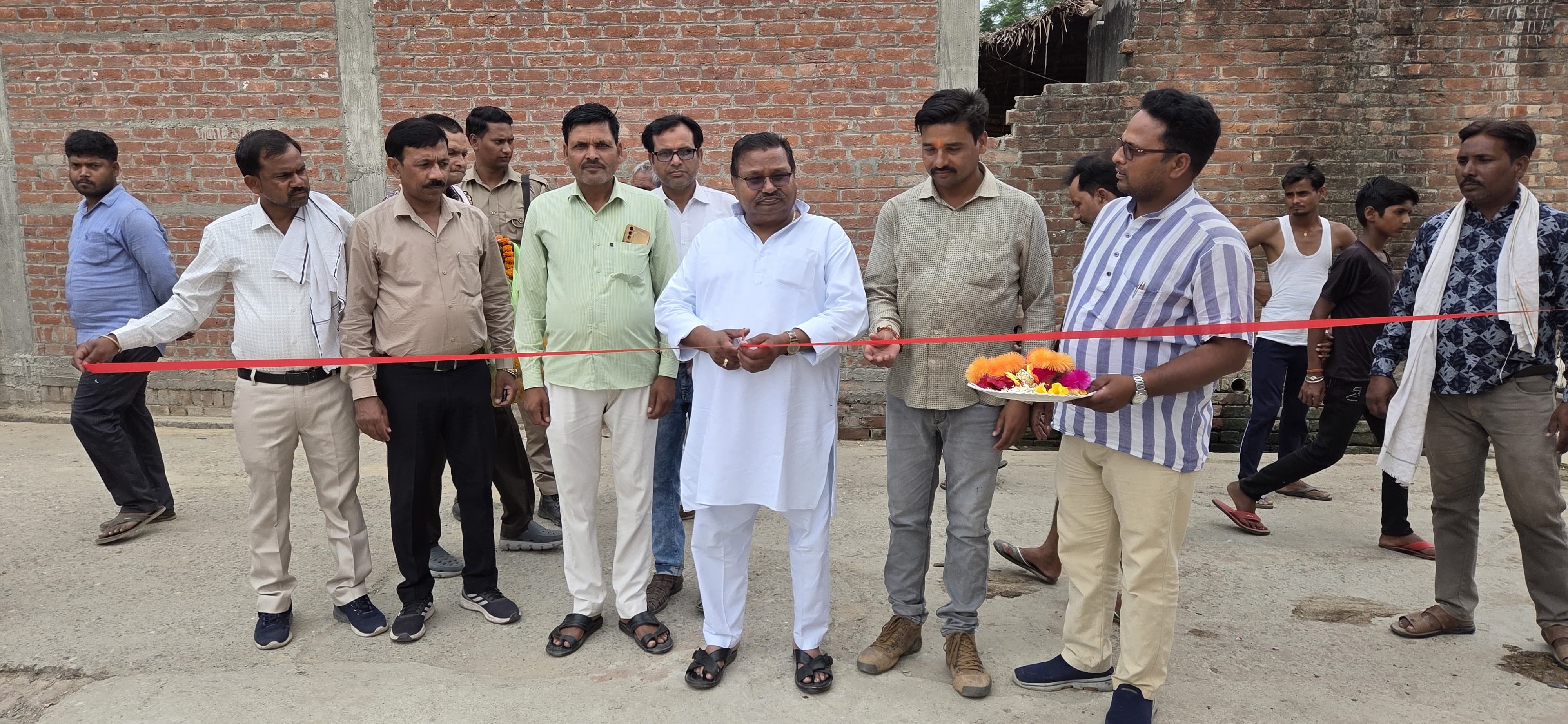 पीलीभीत : विधायक ने सड़कों-गौवंश आश्रय स्थल किया लोकार्पण
