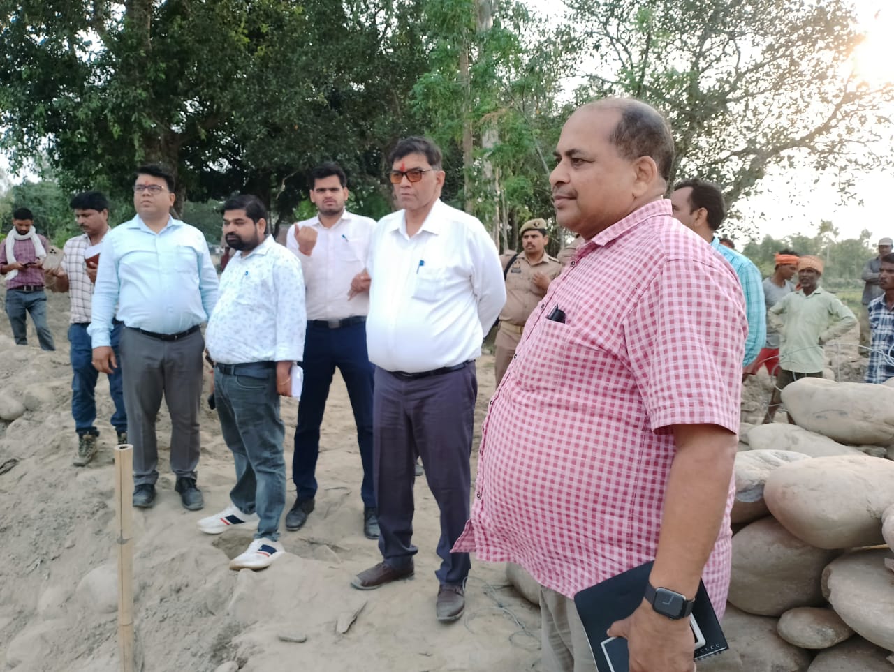 पीलीभीत : जिलाधिकारी ने शारदा नदी के तटबंध पर चल रहे बाढ़ से बचाव हेतु कराये जा रहे कार्यों का निरीक्षण।