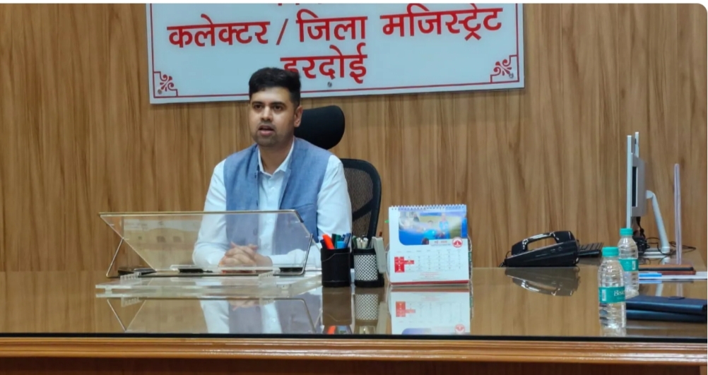 हरदोई जिले के नए जिला अधिकारी बने अनुनय झा