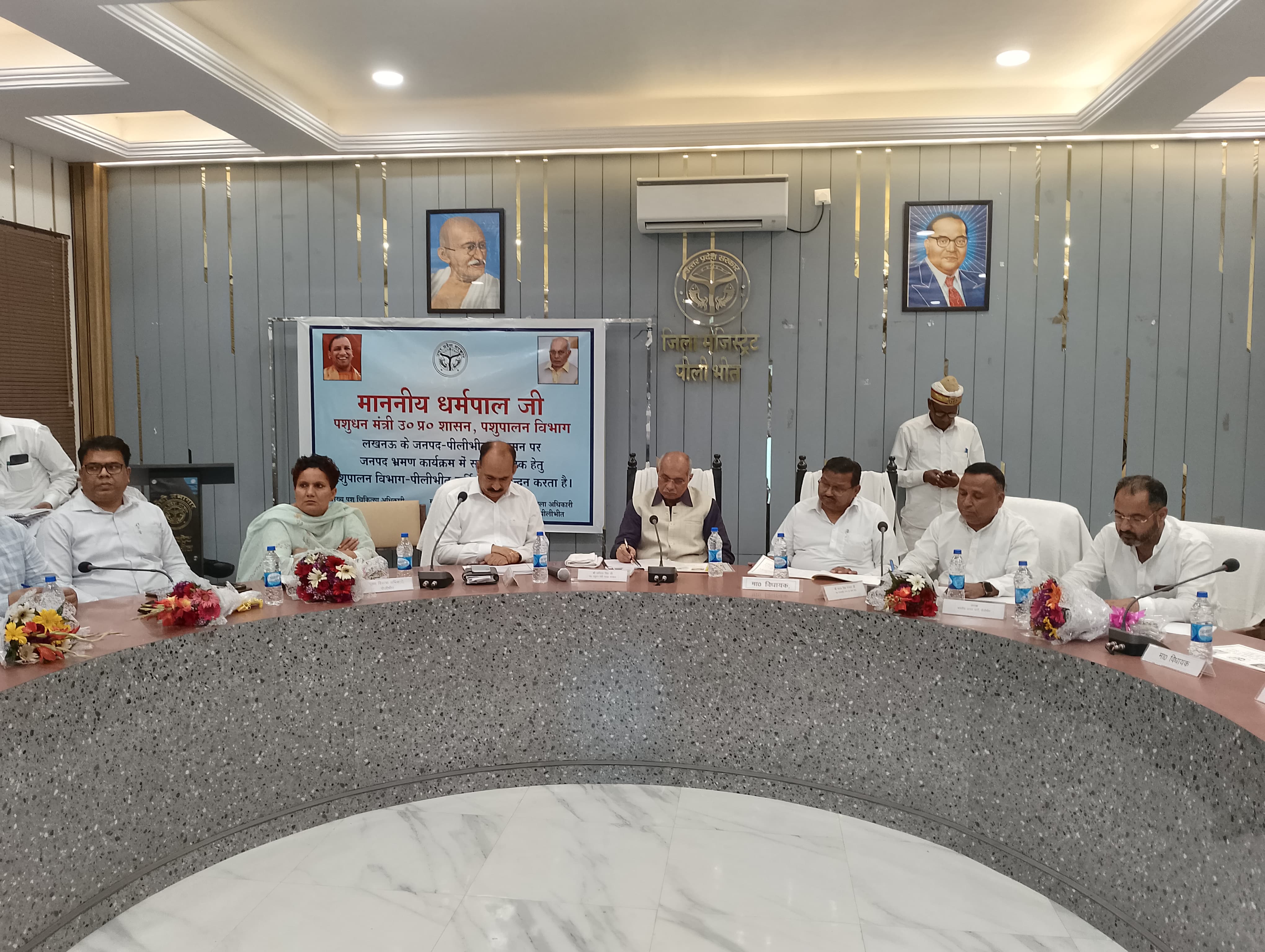 पीलीभीत : गौवंशों हेतु समस्त जनप्रतिनिधियों सहित आम नागरिक गौशालाओं में करें भूसा दान।