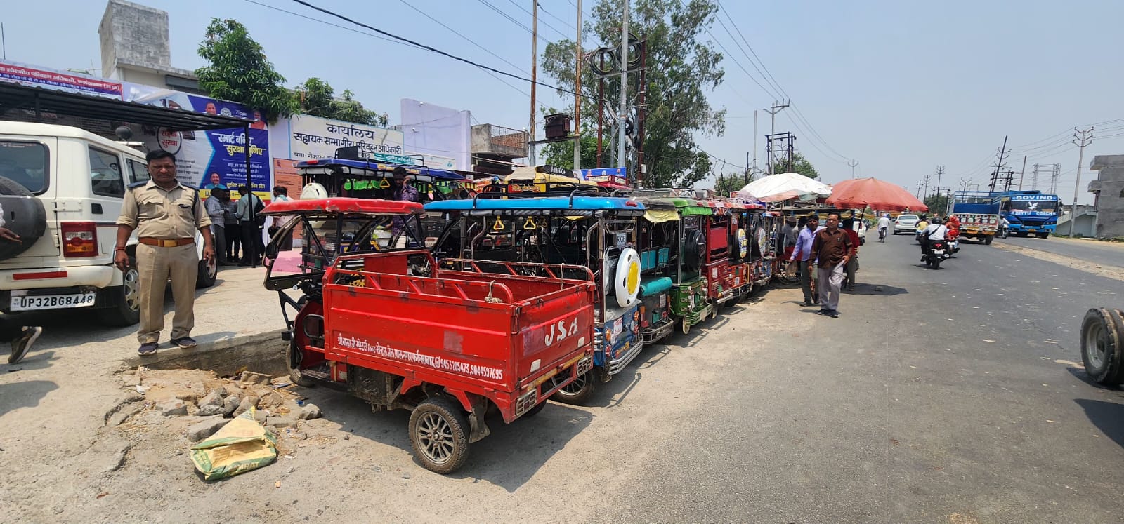 फर्रुखाबाद:परिवहन विभाग का चेकिंग अभियान अप्रैल माह में 245 ई-रिक्शा चालान/सीज, लगाया 11.31 लाख जुर्माना।