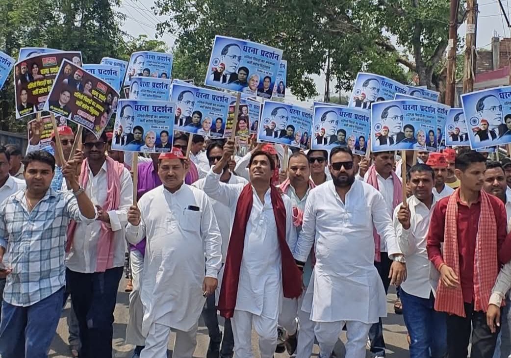 फर्रुखाबाद:सफाईयों ने जिला कलेक्टर में किया विशाल धरना प्रदर्शन एवं भाजपा सरकार के विरोध में सौपा ज्ञापन।