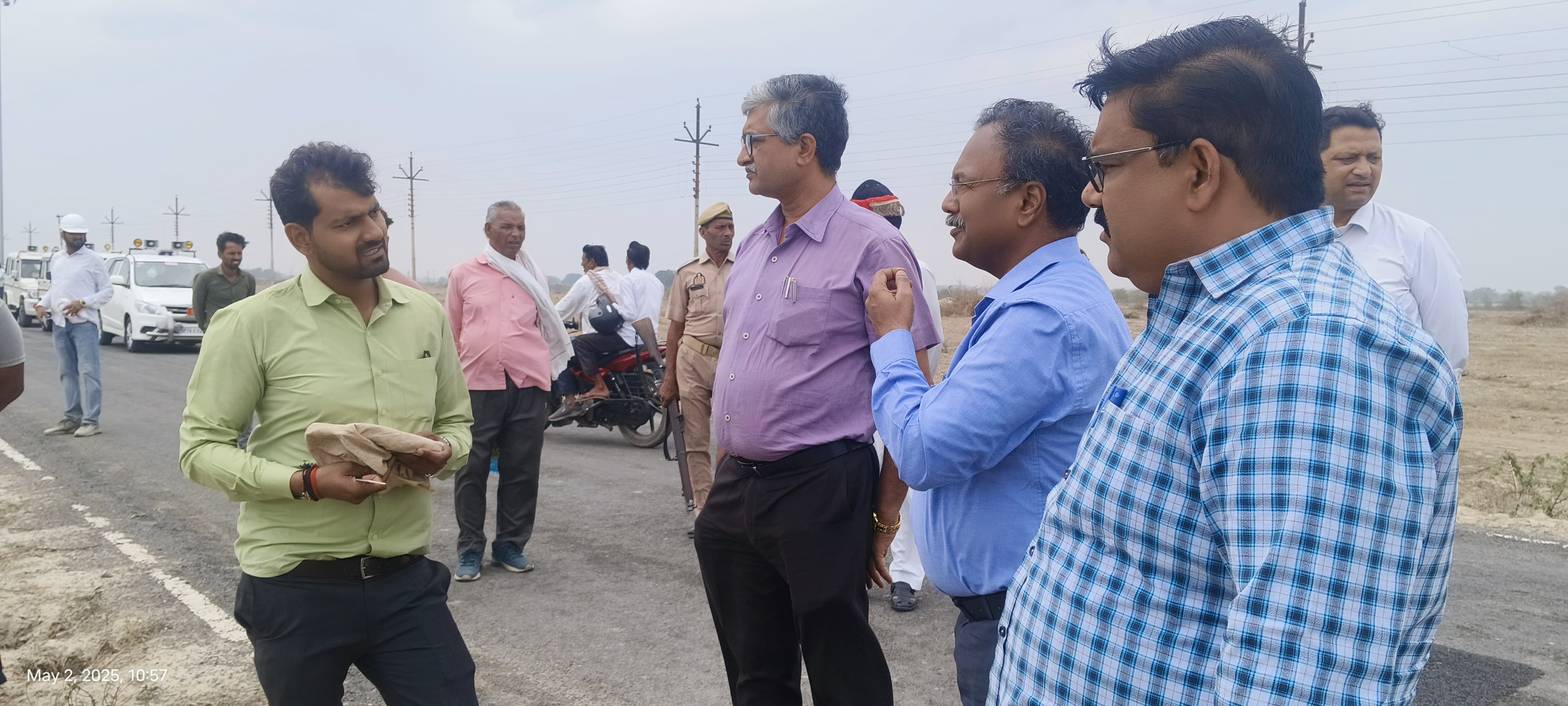 फर्रुखाबाद:जिलाधिकारी द्वारा औद्योगिक क्षेत्र खिमसेपुर में किये जा रहे निर्माण कार्यो काकिया निरीक्षण।