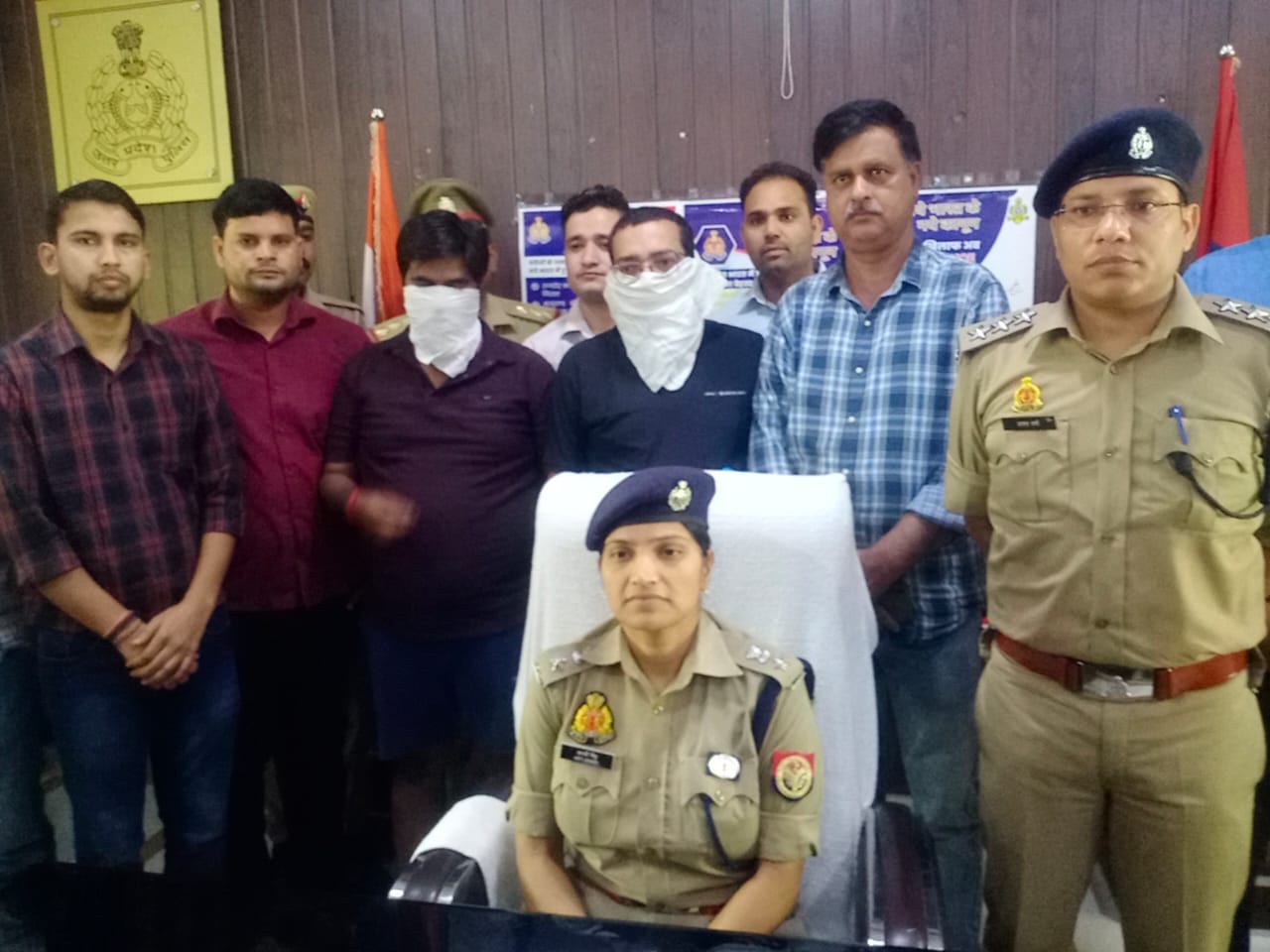 फर्रुखाबाद: पुलिस ने सट्टा कारोबार का भंडाफोड़ कर लाखों रुपयों सहित दो आईपीएल सटोरियों को किया गिरफ्तार।