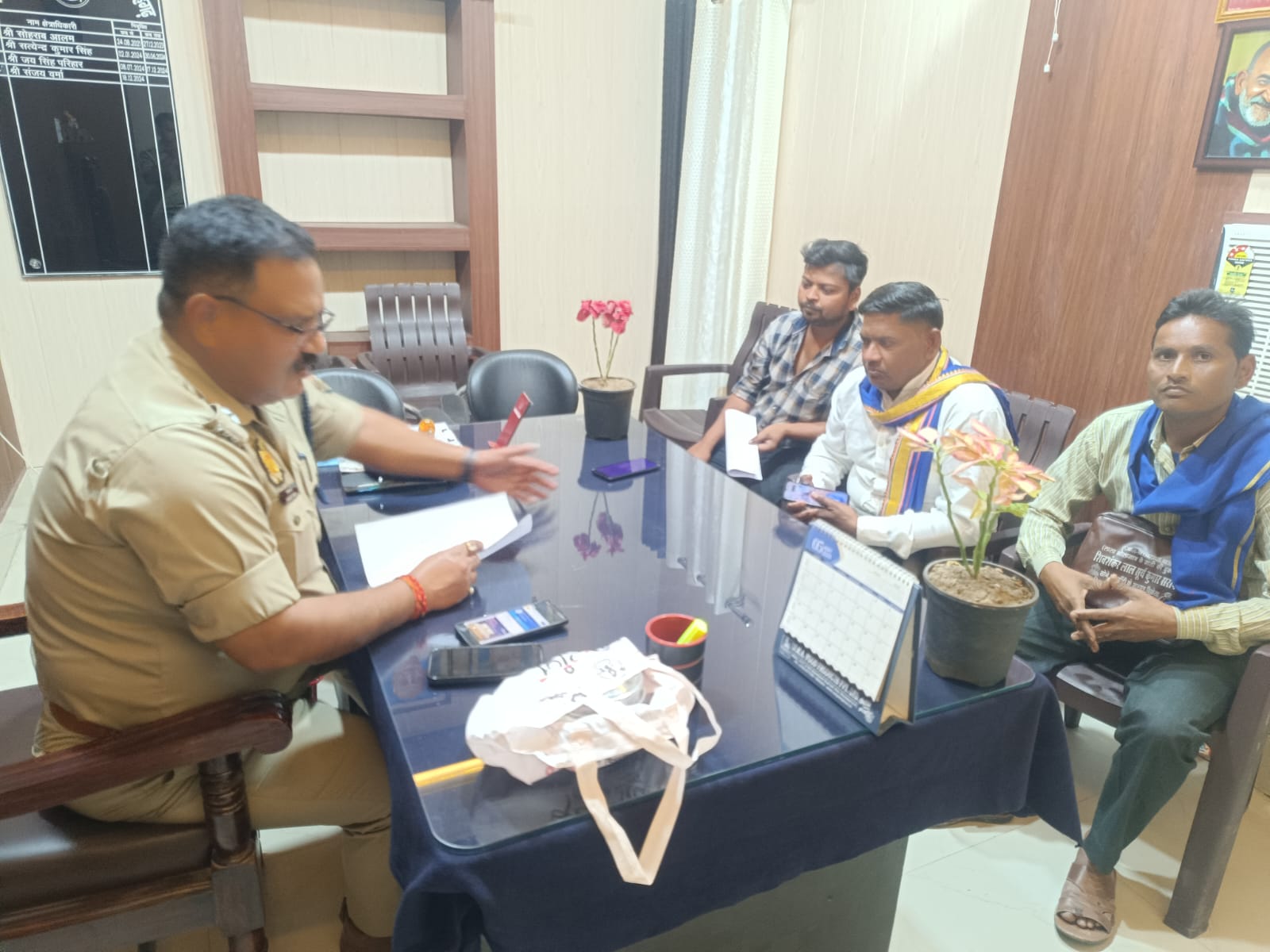 फर्रुखाबाद:एसपी के निर्देश पर जनपद में सभी थानाध्यक्षो व सीओ सिटी ने आईजीआरएस पर दर्ज शिकायतो के निस्तारण मे लिया फीड बैक।