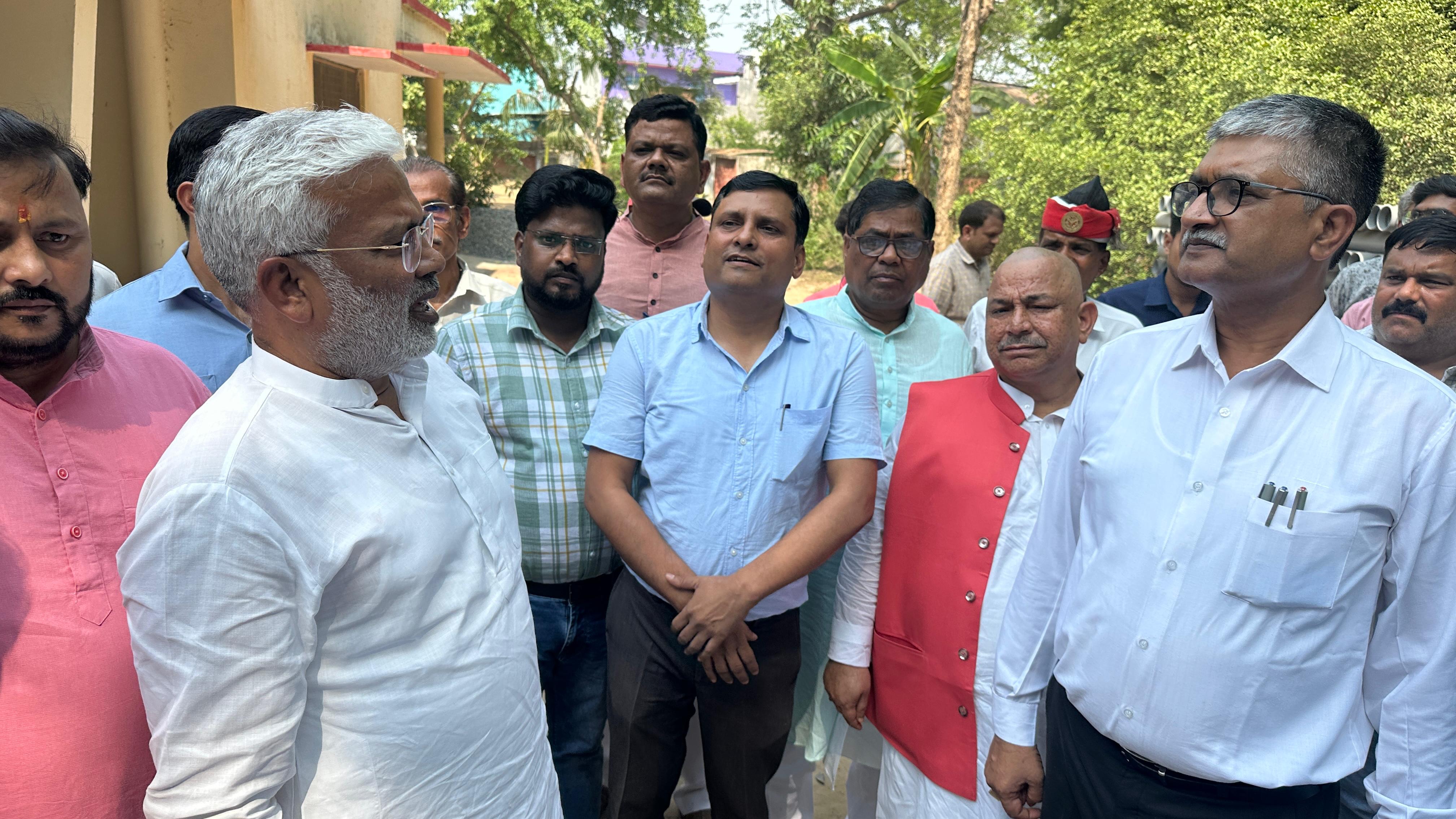 फर्रूखाबाद:कैबिनेट मंत्री स्वतंत्र देव सिंह ने निर्माणाधीन सिंचाई विभाग के कार्यालय का किया निरीक्षण।