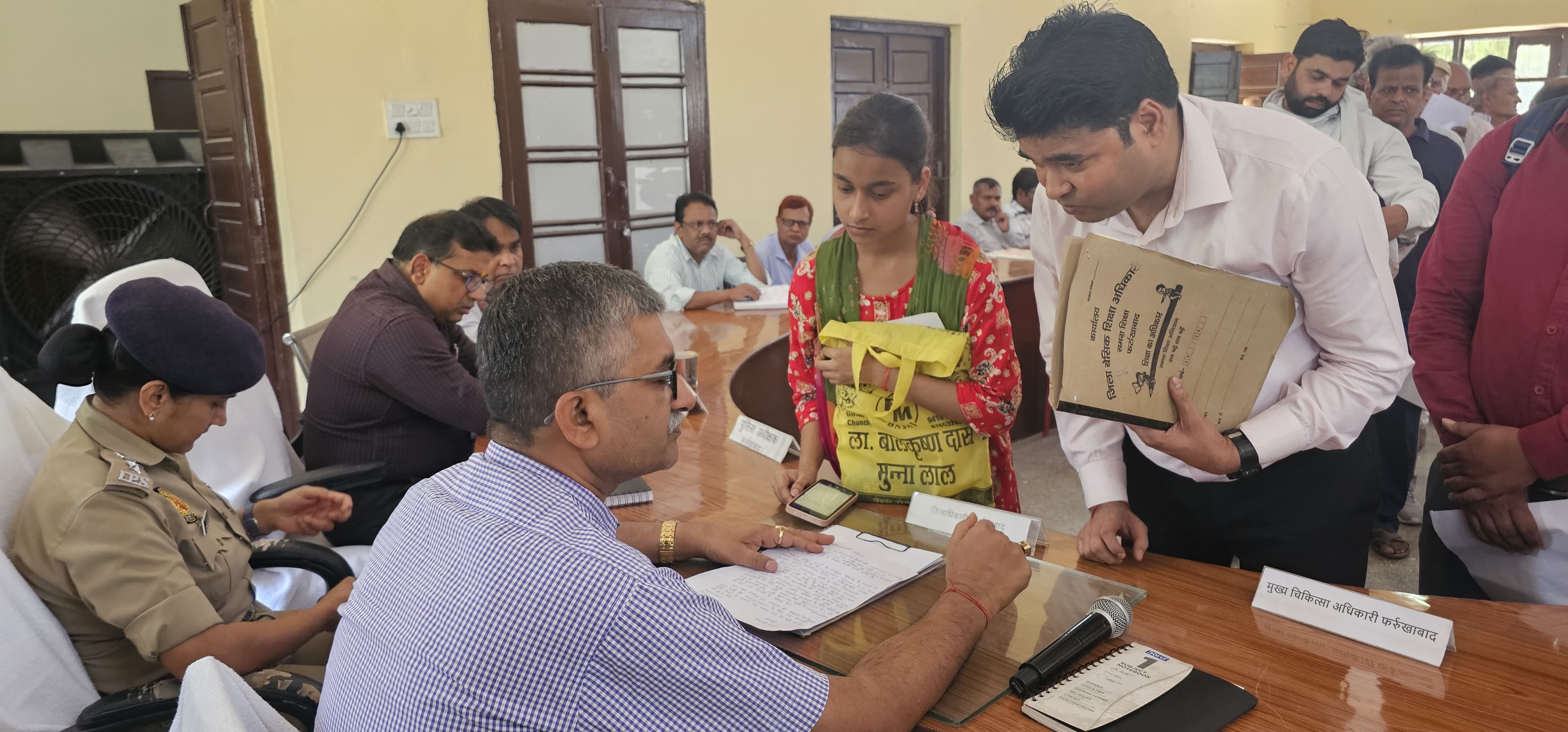 फर्रुखाबाद:जिलाधिकारी की अध्यक्षता में संपूर्ण समाधान दिवस आयोजित 99 शिकायत प्राप्त 5 मौके पर निस्तारित।