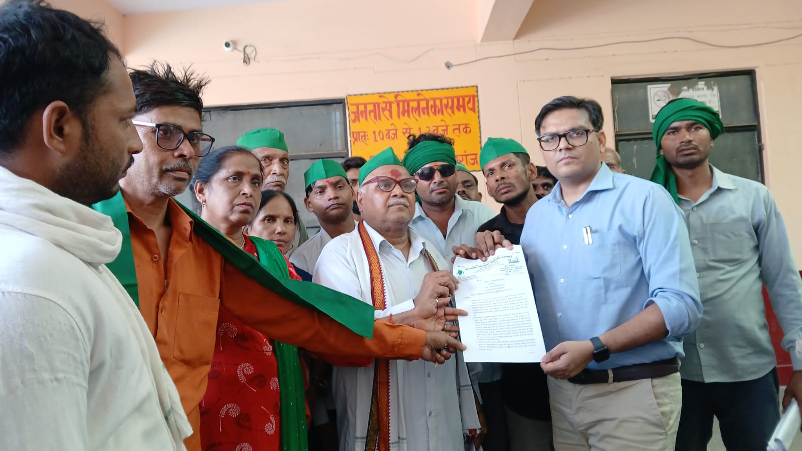 फर्रुखाबाद:भाकियू भानु ने जनसमस्याओं को लेकर तहसील कायमगंज में धरना प्रदर्शन कर उपजिलाधिकारी को सौंपा ज्ञापन।