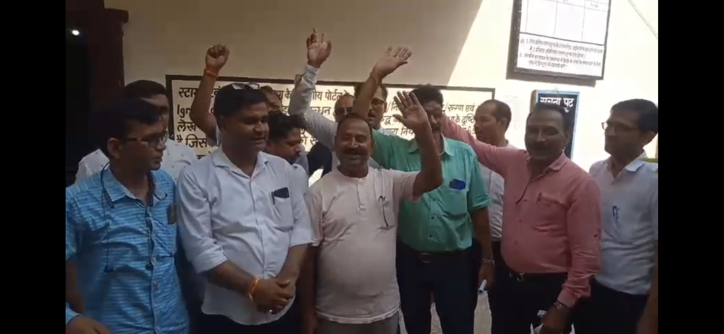 फर्रुखाबाद: तहसील सदर के अधिवक्ताओं व दस्तावेज लेखकों ने किया अनिश्चितकाल कलम बंद हड़ताल।