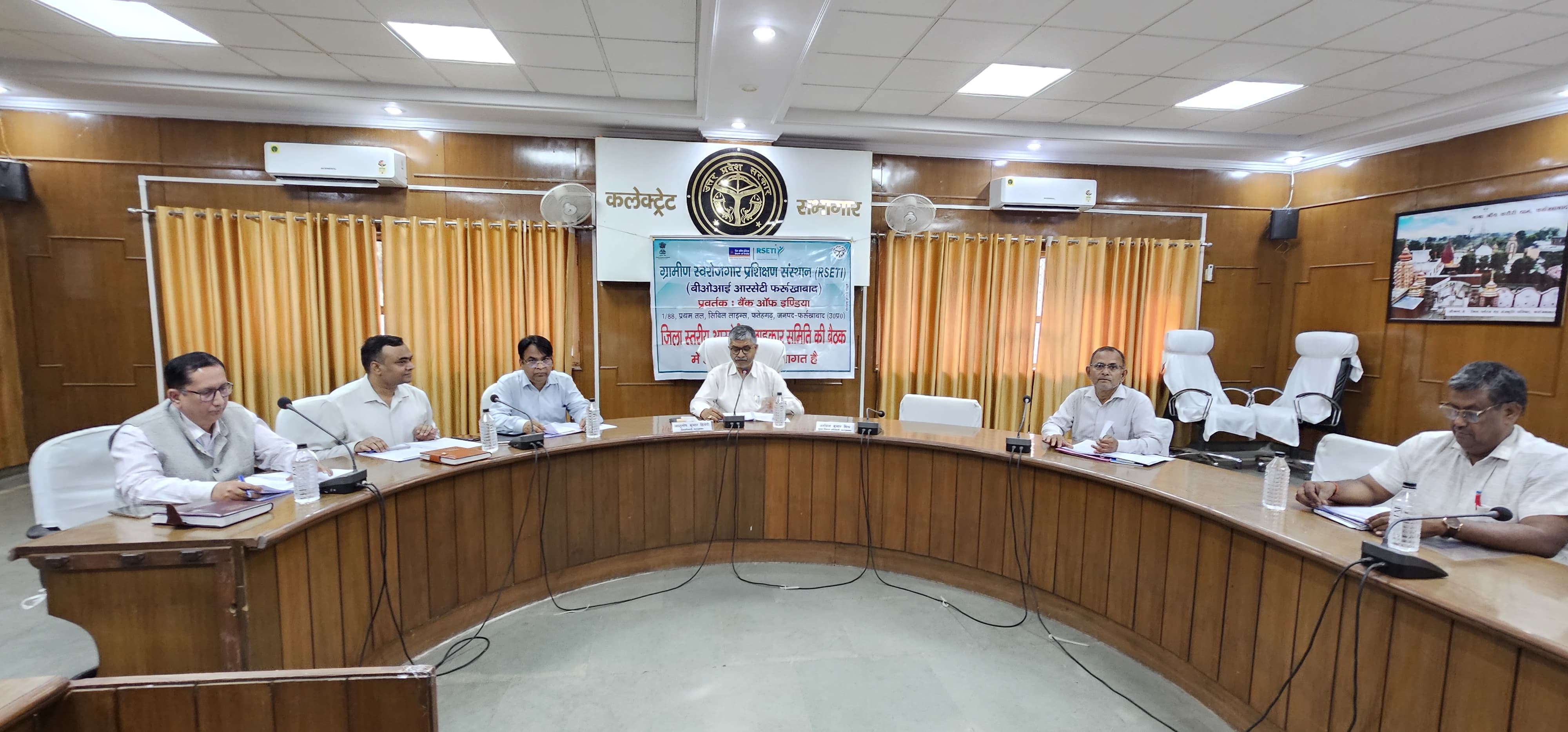 फर्रूखाबाद: आरसेटी संस्थान द्वारा वित्तीय वर्ष में दिए गए प्रशिक्षण कार्यक्रमों की समीक्षा की गई।