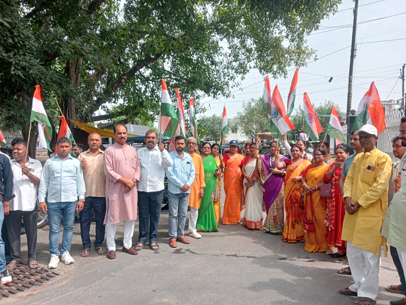 फर्रूखाबाद मंडल अध्यक्ष रमला राठौर के नेतृत्व निकाली गई शौर्य तिरंगा यात्रा।