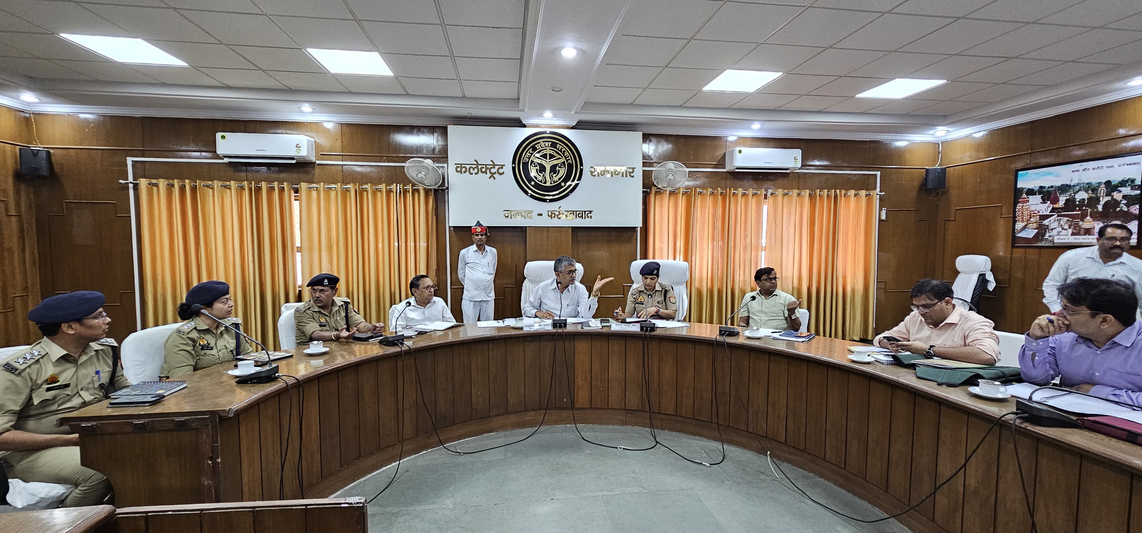फर्रुखाबाद: कृषक बीमा योजनाओं के अंतर्गत लंवित दावों को समयान्तर्गत निस्तारित किये जाने के संबंध में बैठक।