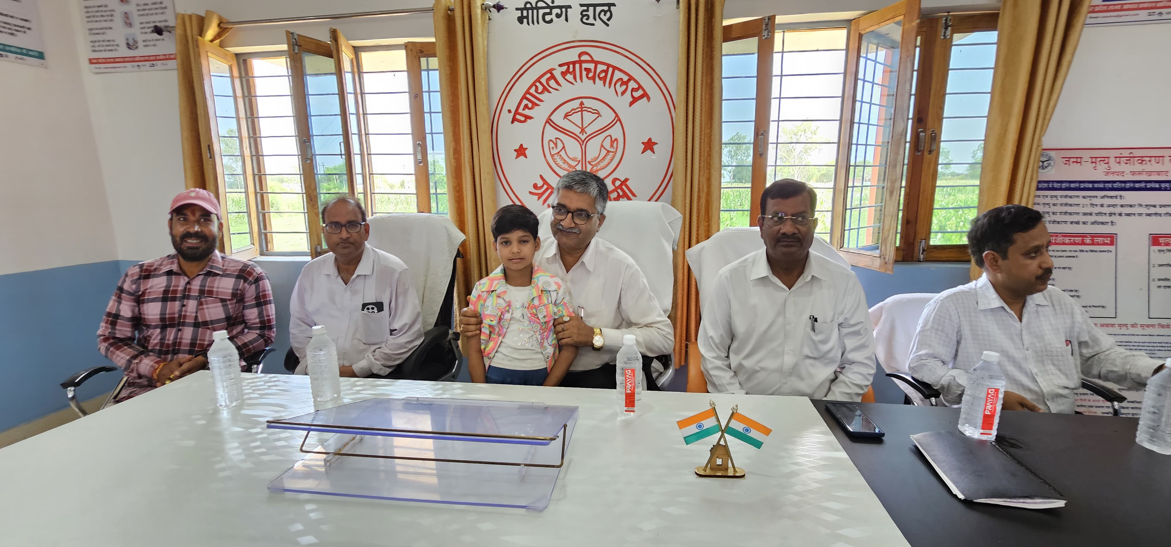 फर्रूखाबाद:जिलाधिकारी द्वारा ग्राम पंचायत गुतासी में मॉडल बाल वाटिका व आंगनवाड़ी केंद्र का उदघाटन व वाटिका में वृक्षारोपण किया।