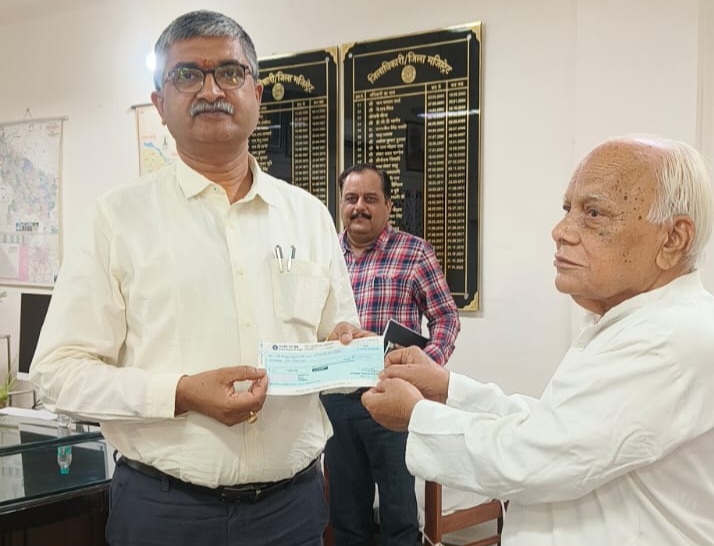 फर्रुखाबाद:समाजसेवी चन्द्र प्रकाश वाथम ने बाबा नीमकरौरी धाम मंदिर हेतु दिए 5 लाख रुपये, पूर्व में दान किए थे दो मंजिला मकान आयुर्वेदिक चिकित्सालय हेतु