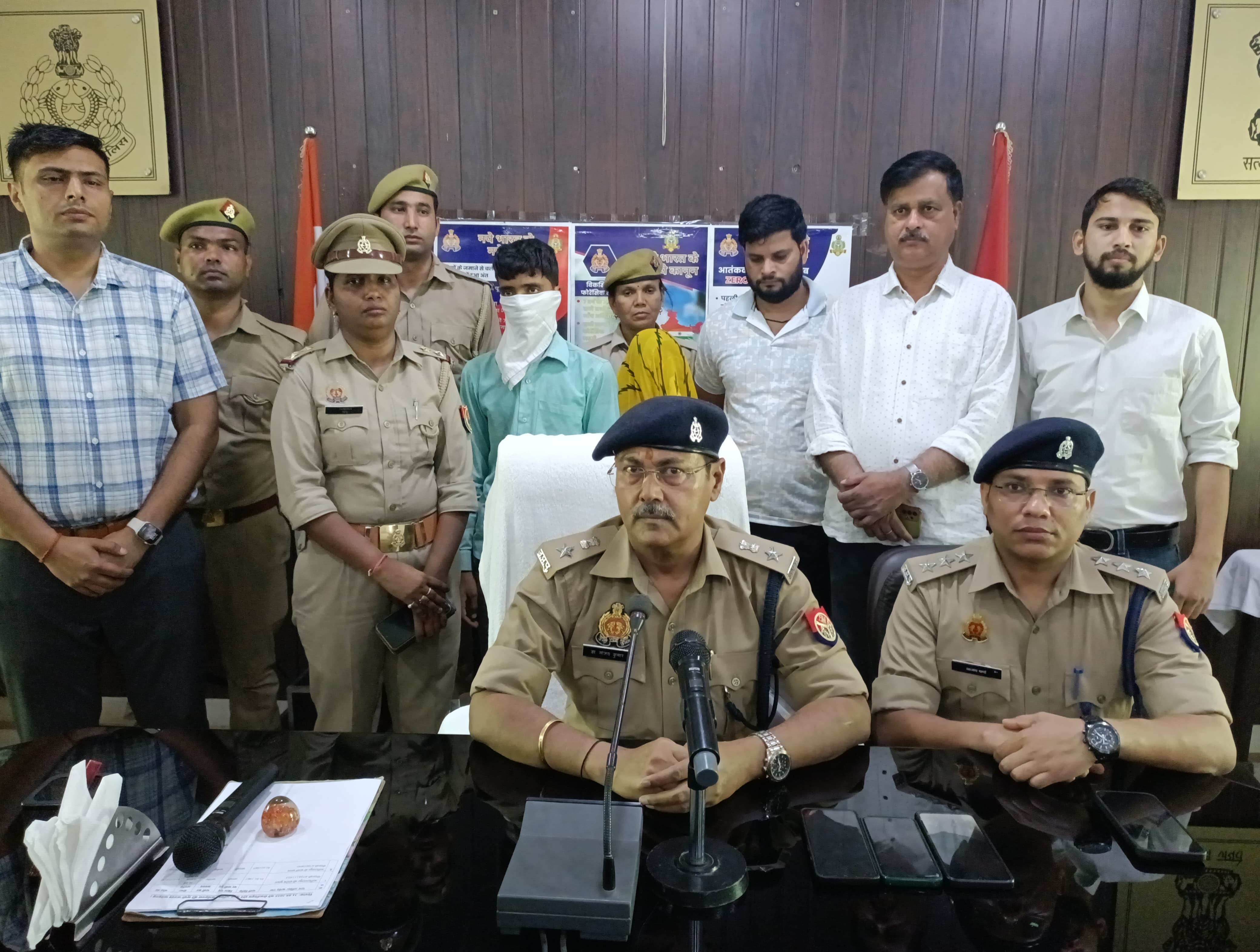 फर्रूखाबाद:अमृतपुर पुलिस, एसओजी व सर्विलांस टीम ने नाबालिग की हत्या के दो वांछित अभियुक्तों को किया गिरफ्तार