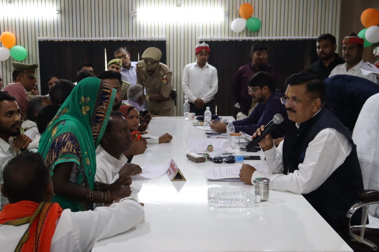 जौनपुर: जिलाधिकारी डॉ0 दिनेश चंद्र की अध्यक्षता में मछलीशहर के तहसील सभागार में सम्पूर्ण समाधान दिवस का हुआ आयोजन