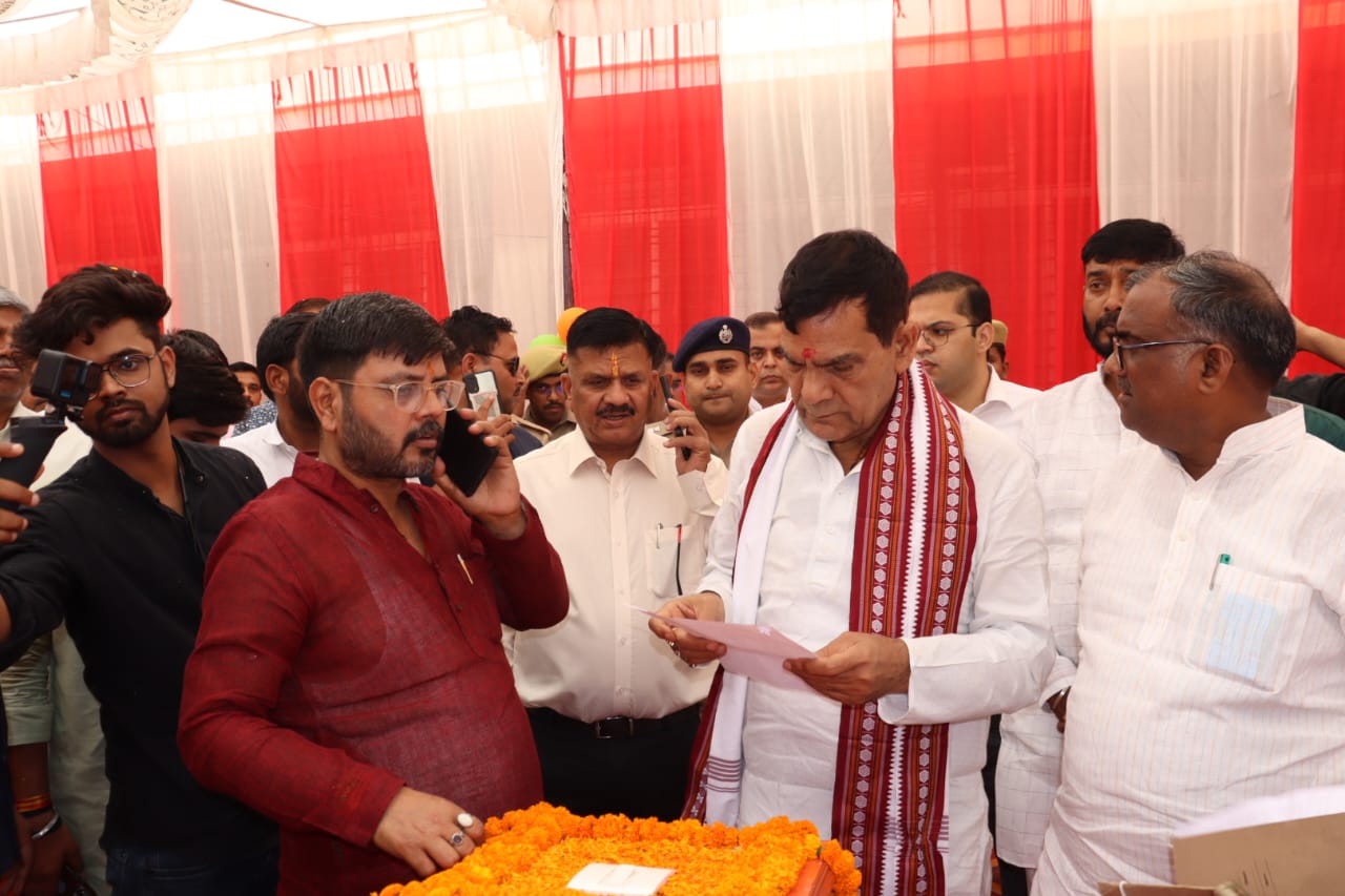जौनपुर :नगर विकास मंत्री ने जौनपुर में नगर विकास की 36.09 करोड रुपए लागत की 128 विकास कार्यों का लोकार्पण एवं शिलान्यास किया