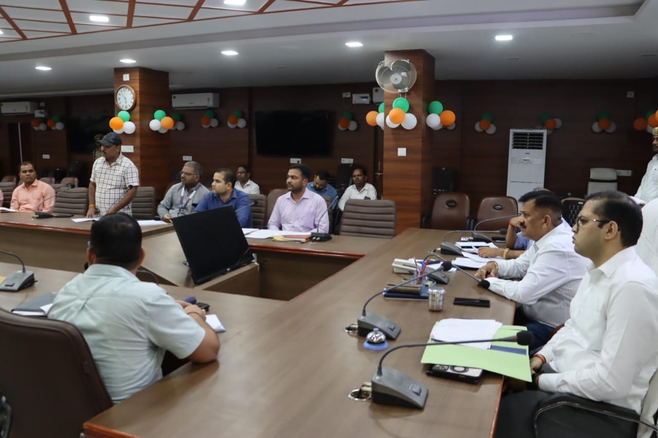 जौनपुर :जिलाधिकारी डॉ दिनेश चंद्र की अध्यक्षता में कलेक्ट्रेट सभागार में डिजी शक्ति योजना अन्तर्गत विभिन्न विद्यालयों में टैबलेट/स्मार्टफोन वितरण के कार्य की विस्तार से समीक्षा की गई।