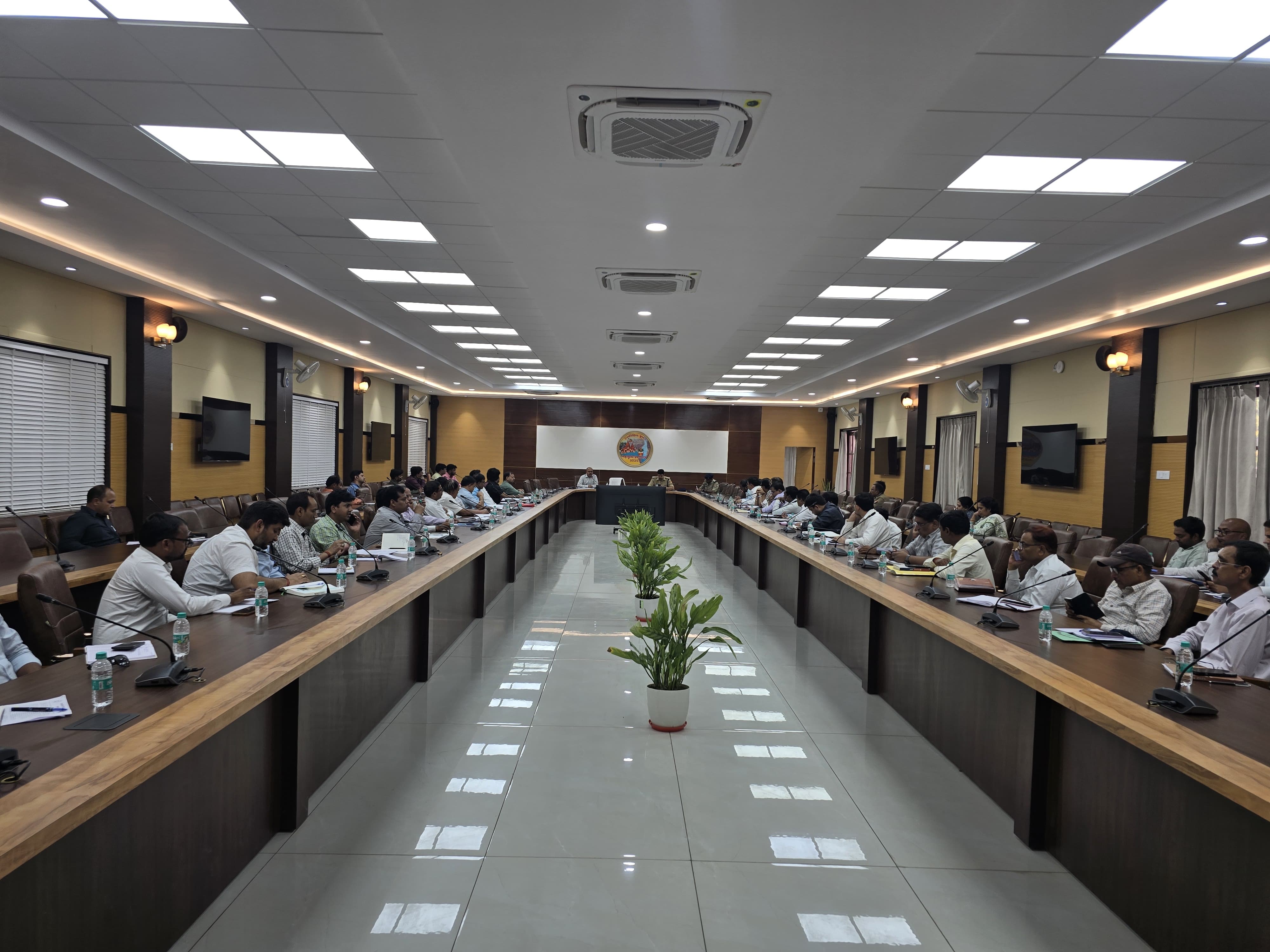 प्रयागराज : जिला आपदा प्रबन्धन प्राधिकरण की सम्भावित बाढ़ दृष्टिगत बैठक सम्पन्न