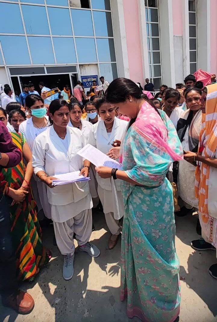 जौनपुर :मेडिकल कॉलेज में चल रहा संविदा स्टाफ नर्सों के धरना-प्रदर्शन पर बोली डॉ रागिनी सोनकर, कर्मचारियों के साथ हो रहे अन्याय को बर्दाश्त नहीं किया जाएगा