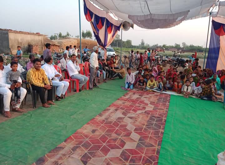 लखीमपुर खीरी : गोला तहसील के ग्राम परसादपुर में बुद्ध पूर्णिमा पर्व बड़ी ही धूमधाम और हर्षोल्लास के साथ मनाया गया