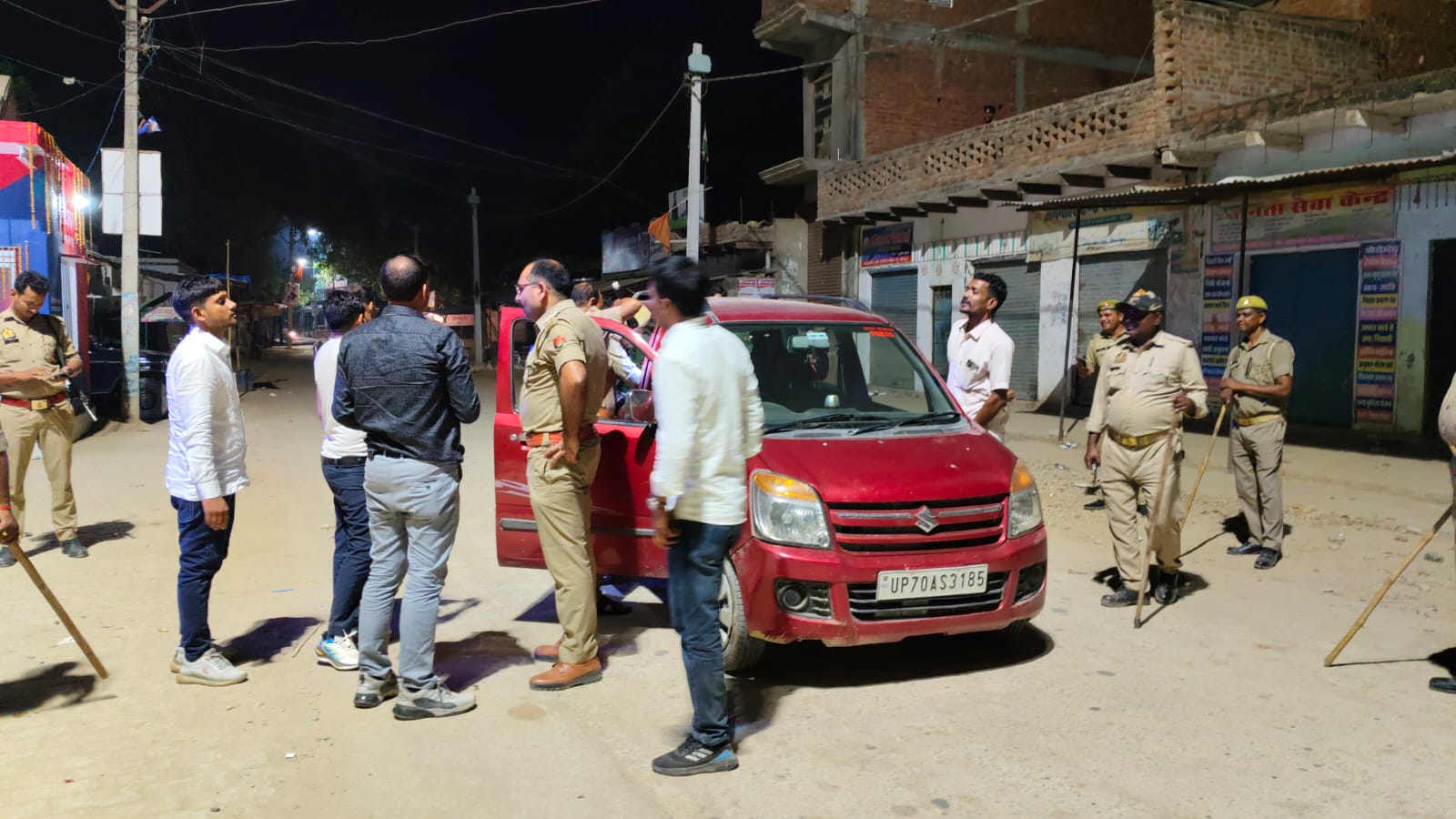 जौनपुर :देर रात कचगांव में पुलिस ने चलाया वाहन चेकिंग अभियान, वाहन चालकों में मचा रहा हड़कम्प
