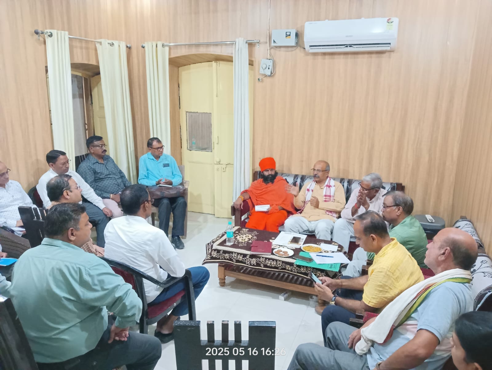 गोवंश संरक्षण एवं एवं संवर्धन से संबंधित जनपद स्तरीय बैठक का आयोजन निरीक्षण भवन कासगंज में किया गया।