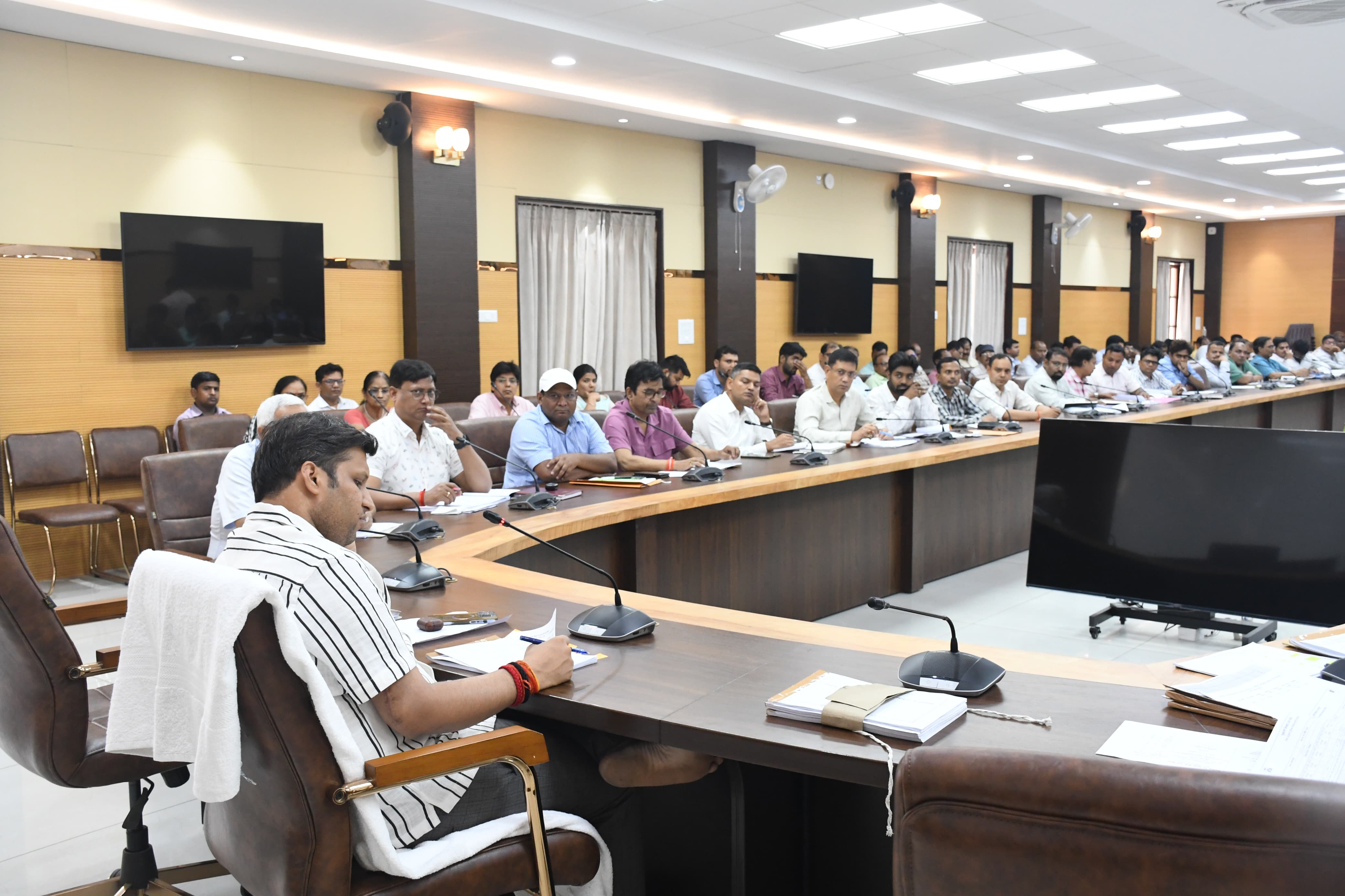 प्रयागराज जिलाधिकारी की अध्यक्षता में मा0 मुख्यमंत्री डैशबोर्ड, आईजीआरएस एवं विकास कार्यक्रमों की समीक्षा बैठक सम्पन्न