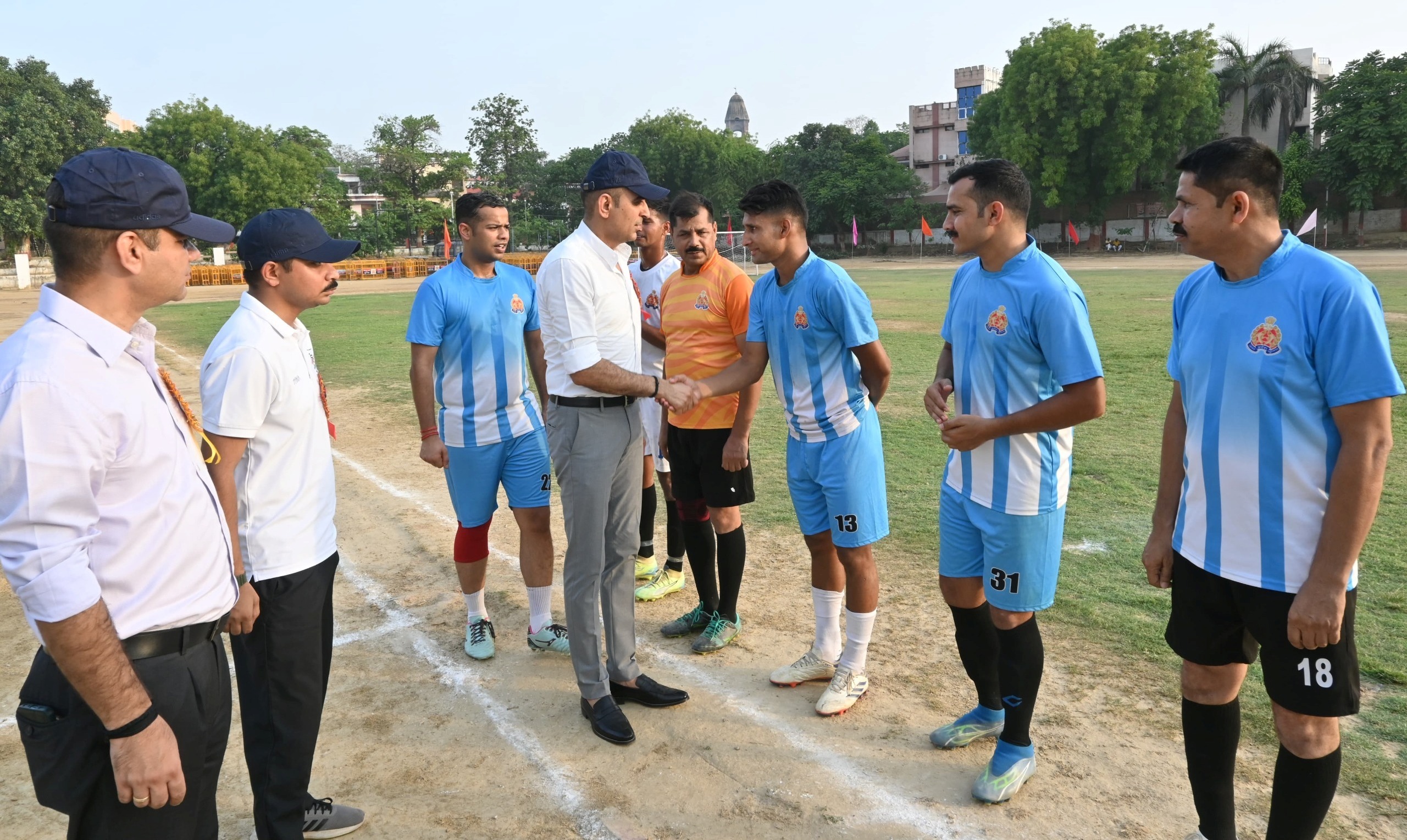 कमिश्नरेट प्रयागराज के निर्देशन में 29वीं अन्तर्जनपदीय फुटबाल प्रतियोगिता तक पुलिस लाइन्स कमिश्नरेट के प्रांगण में आयोजित किया जा रहा है