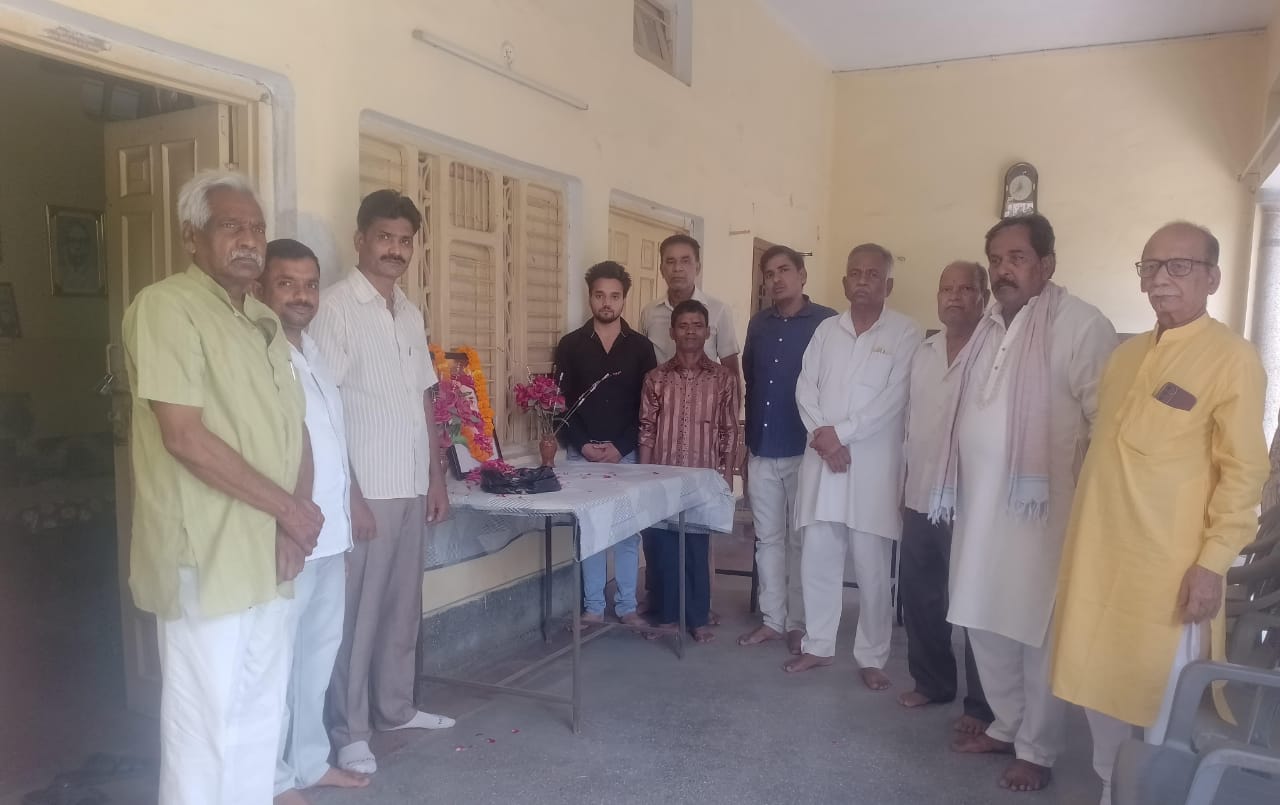 लखीमपुर खीरी : पूर्व प्रधानमंत्री स्वर्गीय श्री राजीव गांधी जी की पुण्यतिथि पर कांग्रेसियों ने श्रद्धांजलि अर्पित कर उन्हें नमन कर याद किया
