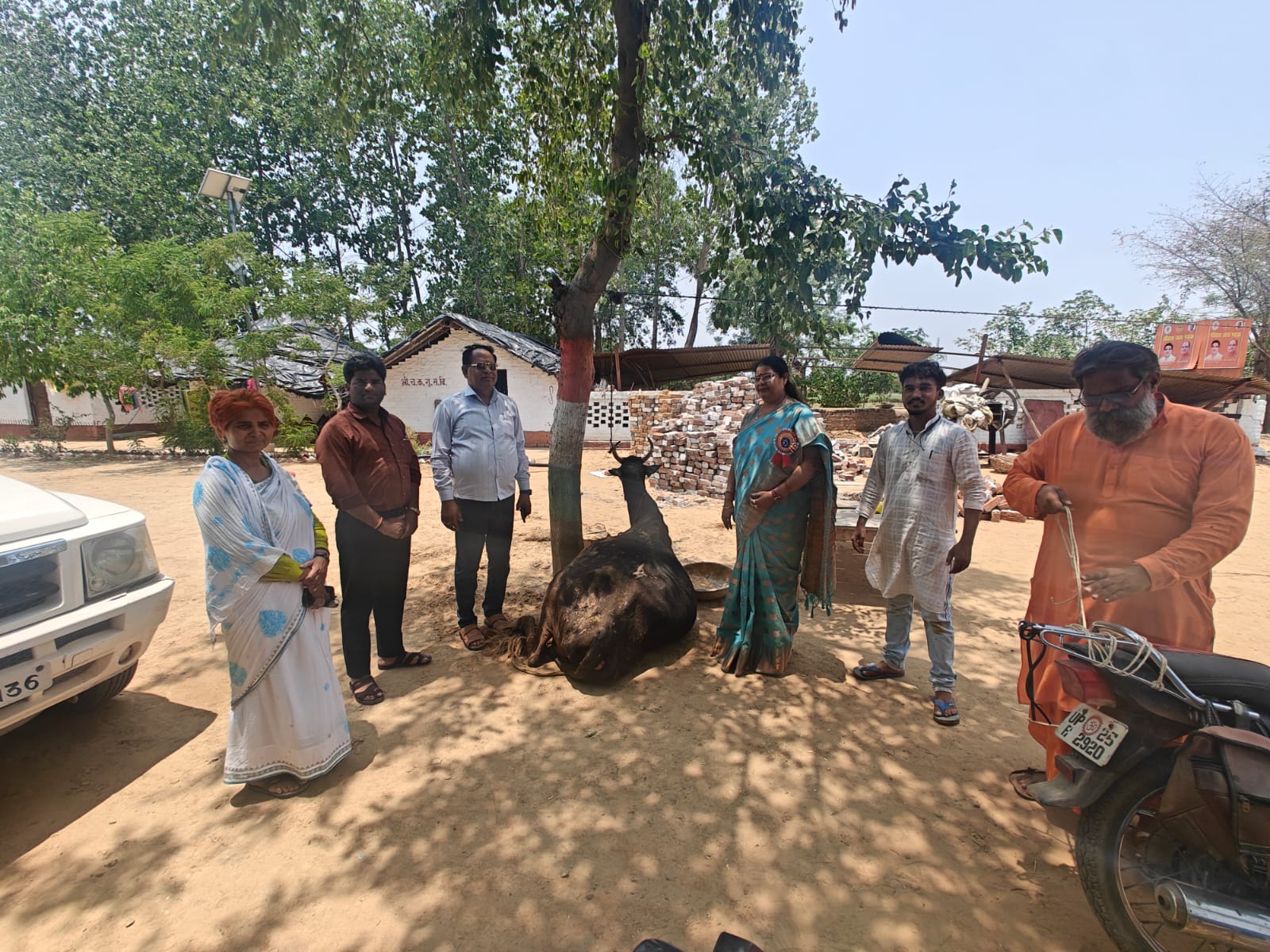 कासगंज : मा.सदस्या ने गुरुकुल पहुँचकर स्थिति का सूक्ष्म निरीक्षण किया गया।