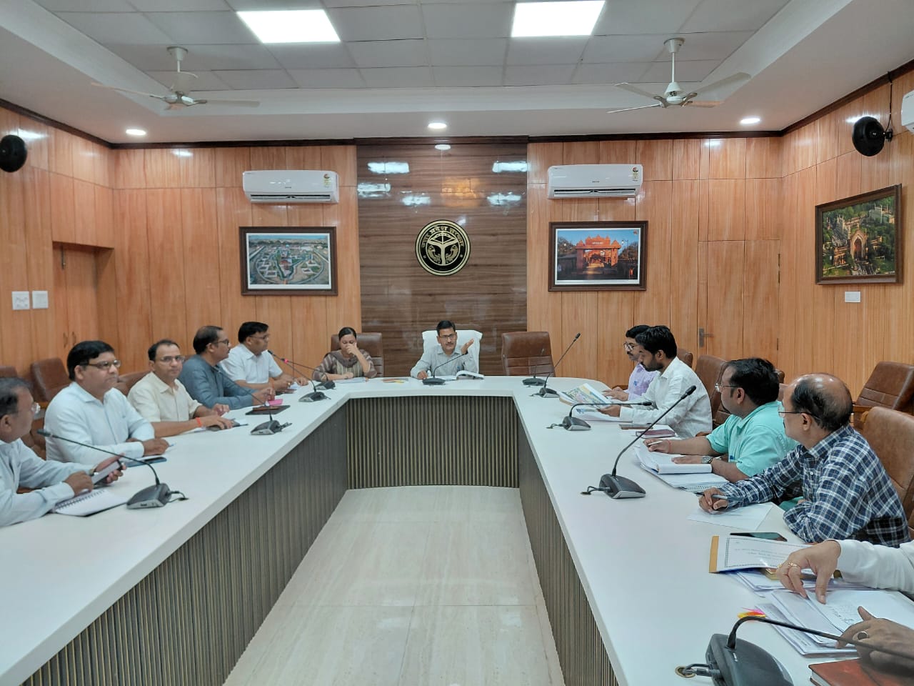 प्रयागराज : नोडल अधिकारी/विशेष सचिव खाद्य्य एवं रसद ने जल जीवन मिशन व पशुपालन विभाग के कार्यों की समीक्षा करते हुए सम्बंधित अधिकारियों को दिए आवश्यक निर्देश