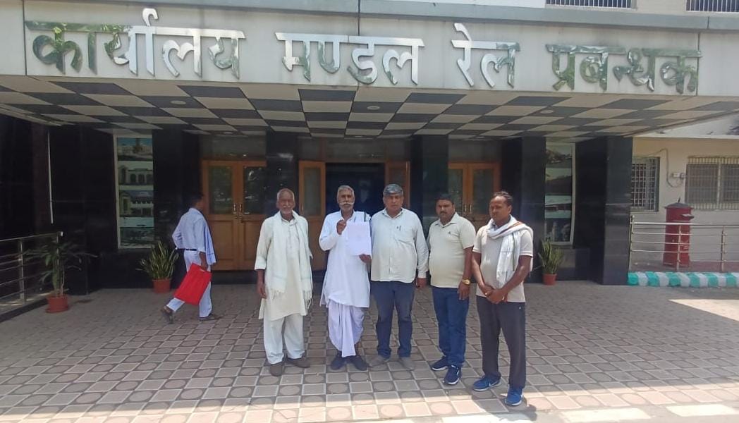 कासगंज: पटियाली तहसील के गांव काजी नगला के किसानों ने डीआरएम इज्जतनगर, बरेली को ज्ञापन दिया
