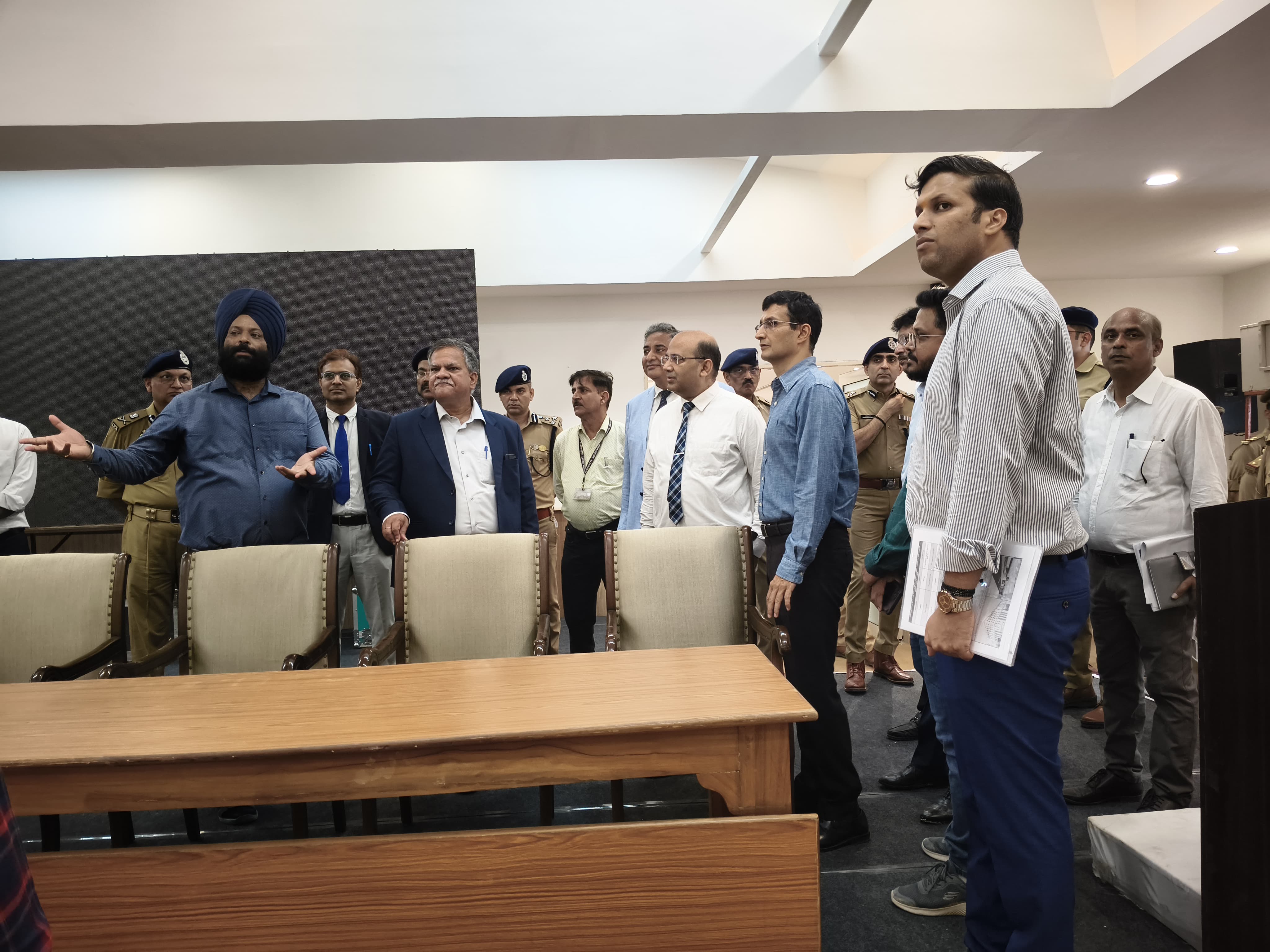 मुख्य सचिव व डीजीपी ने माननीय उच्च न्यायालय इलाहाबाद परिसर में नवनिर्मित अधिवक्ता चेम्बर्स एवं पार्किंग भवन के भव्य उद्घाटन की तैयारियों एवं व्यवस्थाओं का किया निरीक्षण