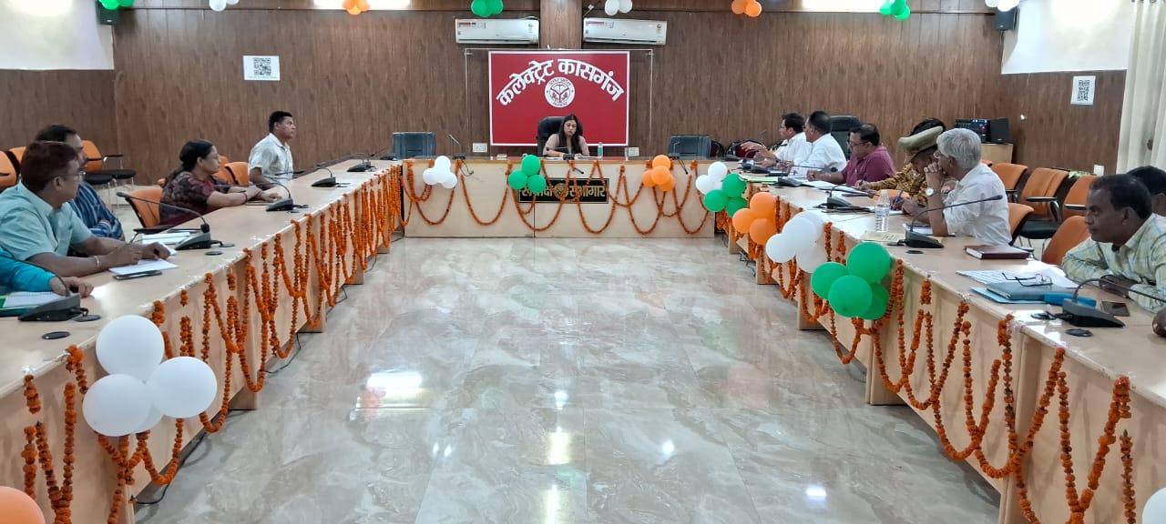 कासगंज: जिलाधिकारी मेधा रूपम की अध्यक्षता में सड़क सुरक्षा समिति की बैठक सम्पन्न।