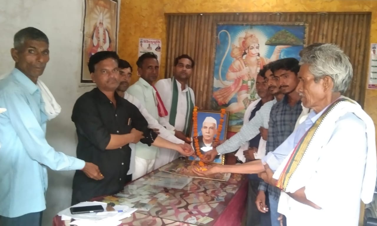 कासगंज : भारत रत्न श्रद्धेय चौधरी चरण सिंह जी की 38 वीं पुण्यतिथि किसान दिवस के रूप में मनाई गई!