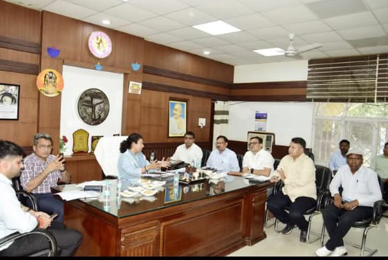 लखीमपुर खीरी : कलेक्ट्रेट सभागार में डीएम एसपी ने ली जिला सड़क सुरक्षा समिति की बैठक,सड़क हादसों की रोकथाम पर दिया जोर