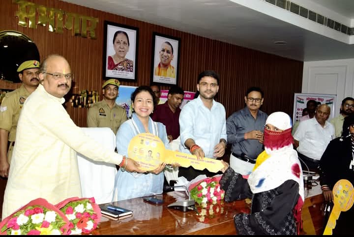 लखीमपुर खीरी : अटल सभागार में महिला सशक्तिकरण पर आयोजित गोष्ठी में स्वयं सहायता समूह की दीदियो को किया सम्मानित