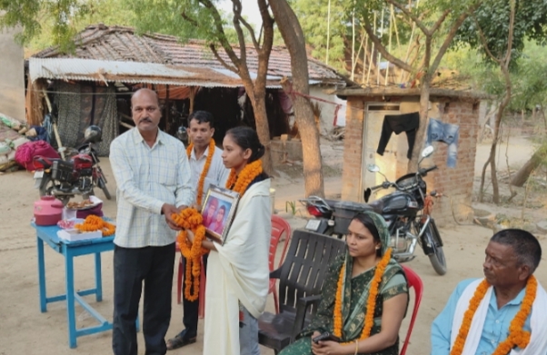 आने वाले दिनों में  क्षेत्र की रोशनी बनेगी मुस्कान भारती सम्मान समारोह में शिक्षक महासंघ आजमगढ़ ने दी बधाई , किया सम्मानित