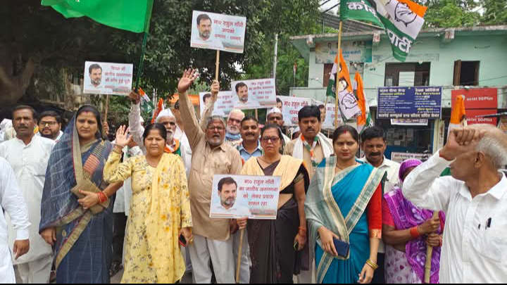 लखीमपुर खीरी : विगत दिवस भारत सरकार द्वारा जातीय जनगणना के प्रस्ताव को स्वीकार किए जाने पर कांग्रेसियों ने निकाला धन्यवाद जुलूस