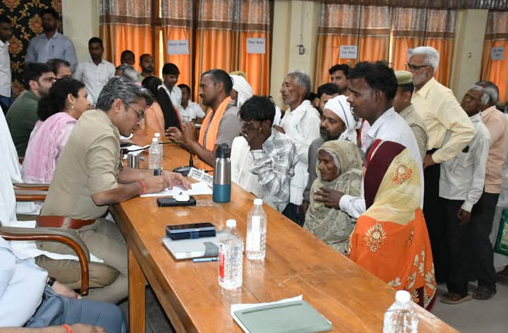 लखीमपुर खीरी : जिलाधिकारी व पुलिस अधीक्षक खीरी की अध्यक्षता में संपूर्ण समाधान दिवस का हुआ आयोजन