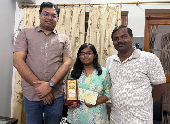 लखीमपुर खीरी : जनपद में टॉप करने वाली छात्रा को गोला के डॉ कौशल किशोर वर्मा ने किया सम्मानित