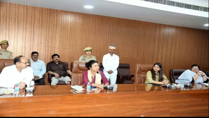 लखीमपुर कलेक्ट्रेट को मिली नई पहचान डीएम दुर्गा शक्ति नागपाल ने अटल सभागार को किया जनता को समर्पित