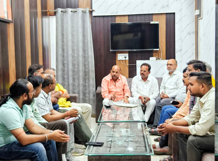 लखीमपुर खीरी : गोला नगर में जलभराव की समस्या को लेकर नगर पालिका परिषद अध्यक्ष विजय शुक्ला रिंकू ने व्यापारियों संग की बैठक